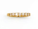 une bague en or sertie de cinq diamants sur fond blanc