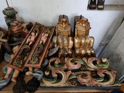 un grand nombre de figurines sur une table
