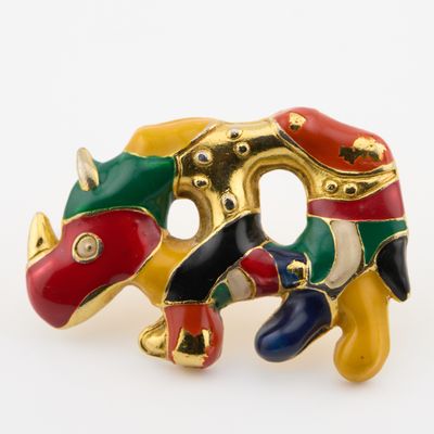 figurine d'éléphant aux couleurs vives posée sur une surface blanche, avec un fond blanc