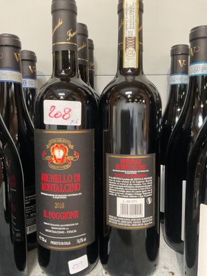 plusieurs bouteilles de vin sont alignées sur une étagère dans un magasin