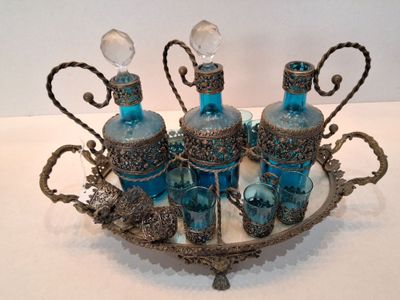 un plateau posé sur une table, sur lequel se trouvent des bouteilles en verre bleues
