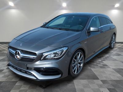 une Mercedes CLA argentée garée dans une grande pièce