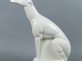 sculpture blanche représentant un oiseau perché sur un socle blanc