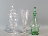 trois vases en verre posés l'un à côté de l'autre sur une table