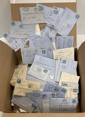 une boîte en carton remplie de vieilles lettres et de timbres