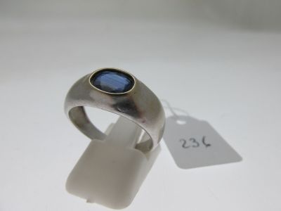 une bague en argent ornée d'une pierre bleue et d'une étiquette de prix