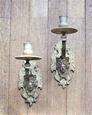 deux bougies posées sur un mur en bois