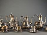 beaucoup d'objets en argent posés sur une table