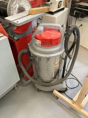 un aspirateur posé au milieu d'une pièce