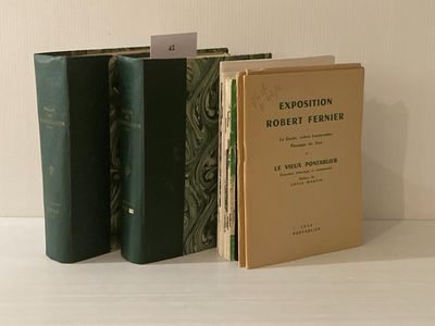 trois livres posés sur une table blanche, avec une carte devant eux