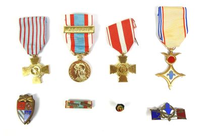 Ensemble des décorations avec rubans et insignes d'un artill…