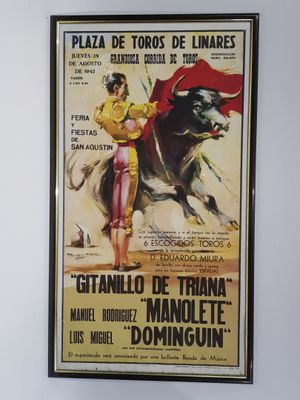 tableau représentant un taureau et une femme à cheval dans une pièce