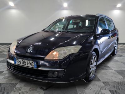 la photo d'une voiture garée dans un garage
