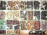 une boîte remplie de toutes sortes de fruits à coque et de noix