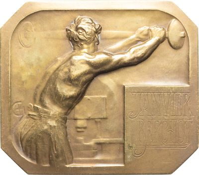 plaque en bronze représentant une femme lançant une balle de tennis avec une raquette