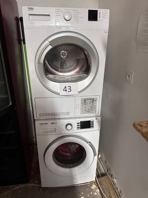 une pile de lave-linge et de sèche-linge dans un coin de la pièce