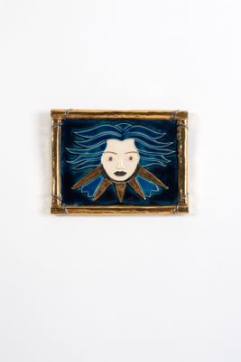 une photo d'un tableau représentant une femme accroché au mur