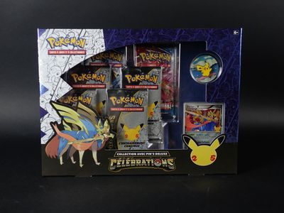 une boîte de cartes Pokémon sur laquelle est posée une figurine de Pokémon