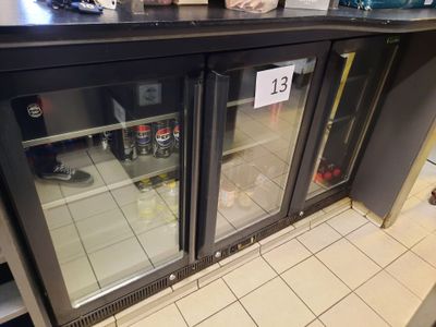 une porte vitrée sur laquelle est apposée une pancarte