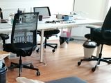 un chien allongé par terre devant un bureau d'ordinateur