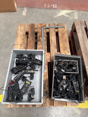 deux cartons remplis de câbles, posés sur une palette