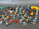 tout un tas de Schtroumpfs posés sur la table