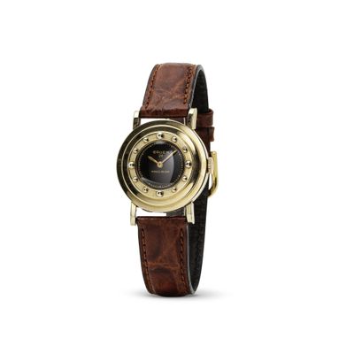 gros plan d'une montre sur fond blanc avec un bracelet marron