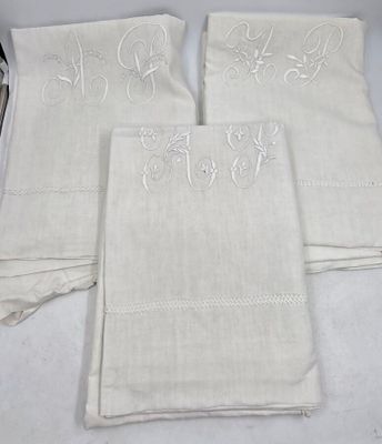 621 / CH-C10 / Lot de 3 draps en coton blanc ajourés et…