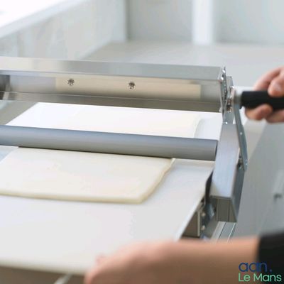 une personne en train de découper un morceau de papier à l'aide d'une machine