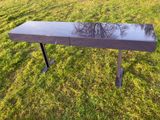 une table noire posée dans l'herbe