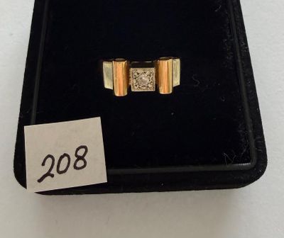 gros plan d'une bague dans une boîte noire avec une étiquette de prix