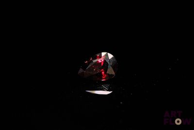 une image représentant un diamant rouge sur fond noir