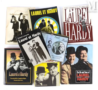 un grand nombre de livres posés sur une table
