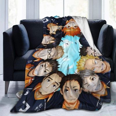 des personnages d'anime allongés sur une couverture, sur un canapé, devant une fenêtre