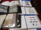 beaucoup de livres posés sur la table, sur lesquels figurent des timbres