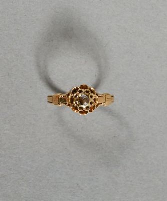 Gros plan sur une bague en or ornée d'un diamant