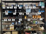 une étagère sur laquelle sont disposés de nombreux articles différents dans un magasin