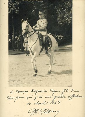 une photo en noir et blanc d'un homme à cheval