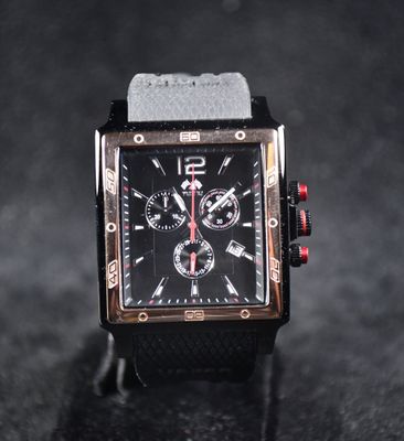 gros plan d'une montre sur une surface noire