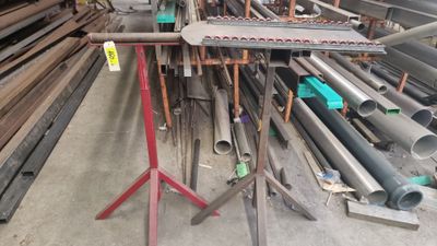 un tas de tuyaux en acier et de conduites dans un entrepôt