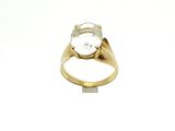 une image représentant une bague en or sertie d'une pierre transparente
