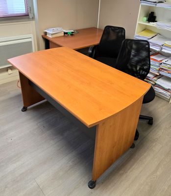 un bureau avec une chaise et une bibliothèque dans un coin