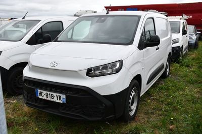de nombreuses camionnettes blanches garées en rangée sur la pelouse