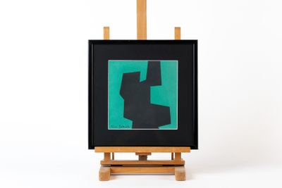 tableau sur chevalet avec un cadre noir et un fond vert sur fond blanc