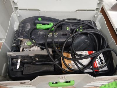 une boîte avec un tas d'outils à l'intérieur
