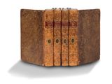 un coffret de livres anciens contenant trois livres empilés les uns sur les autres