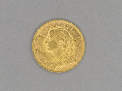 gros plan d'une pièce d'or portant un visage de femme