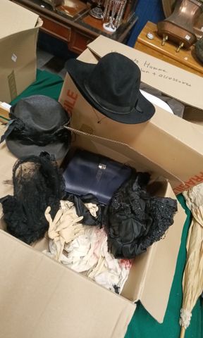 Lot de chapeaux et gants anciens 