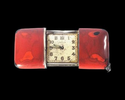 MOVADO. Montre de sac en métal et laque rouge.