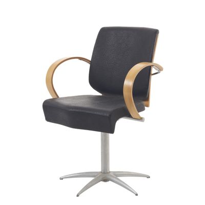La chaise est en cuir noir et possède une structure en bois.